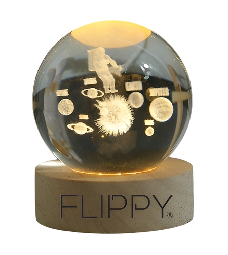 Lampa LED Decorativa, Flippy, cu Bila de Cristal cu Diametru 6cm, Model Astronaut in Galaxie 3D, Alimentare USB, Suport din Lemn, Lumina Alb Cald