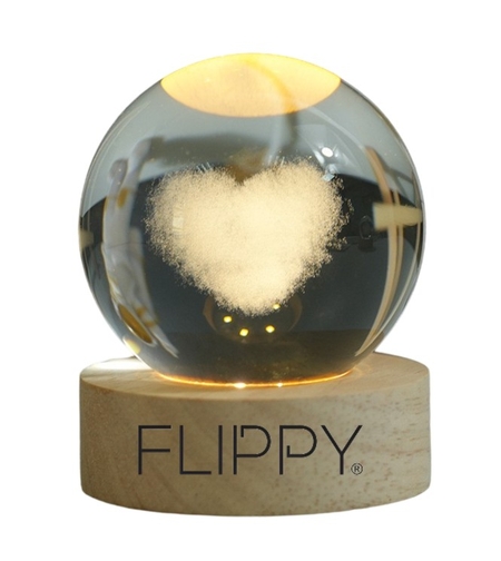 Lampa LED Decorativa, Flippy, Bila de Cristal cu Diametru 6cm, Model Inima 3D, Alimentare USB, Suport din Lemn, Lumina Alb Cald