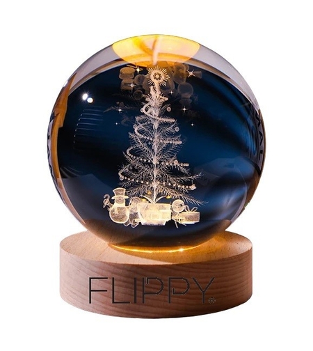 Lampa LED Decorativa, Flippy, cu Bila de Cristal cu Diametru 6cm, Model Brad de Craciun 3D, Alimentare USB, Suport din Lemn, Lumina Alb Cald