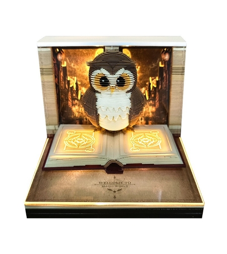 Calendar Interactiv 3D 2026, Flippy, Calendar de Sculptura cu Luminite LED, Bufnita Magic World, pentru Copii, Calendar de Birou Ornamentat, 9 x 9 x 6.8 cm, Maro