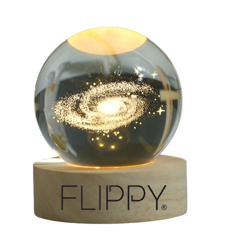 Lampa LED Decorativa, Flippy, cu Bila de Cristal cu Diametru 6cm, Model Galaxie 3D, Alimentare USB, Suport din Lemn, Lumina Alb Cald
