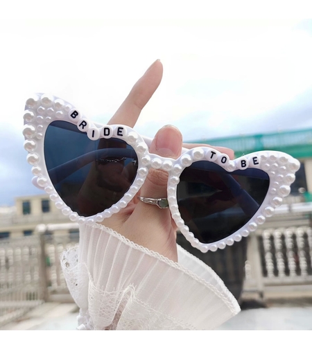 Ochelari in Forma de Inima, Flippy, pentru Petrecerea Burlacitelor, Tematica Nunta, Protectie Soare, 15.3x5.7x14.5 cm, Scris Bride to Be cu Perle, Alb