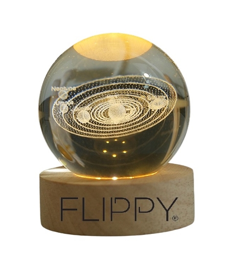 Lampa LED Decorativa, Flippy, cu Bila de Cristal cu Diametru 6cm, Model Sistemul Solar 3D, Alimentare USB, Suport din Lemn, Lumina Alb Cald