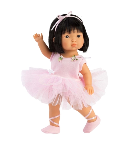 Papusa Llorens Lu Balerina, cu trasaturi asiatice, din vinil moale cu corp articulat, costum roz cu tutu, 28 cm, 3 ani+