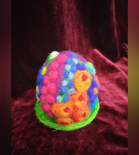 Великденско яйце с цветна градинка
