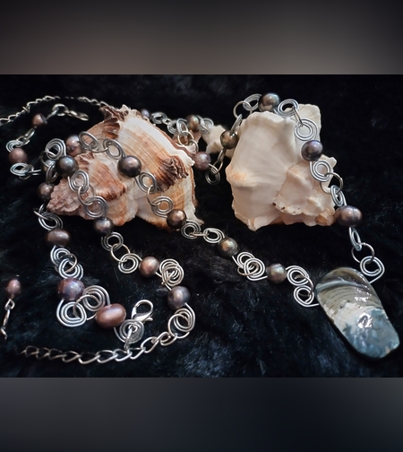 Черни перли с фибули 