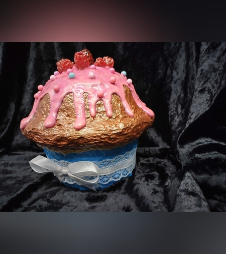 Розов мъфин с ягода и малинки