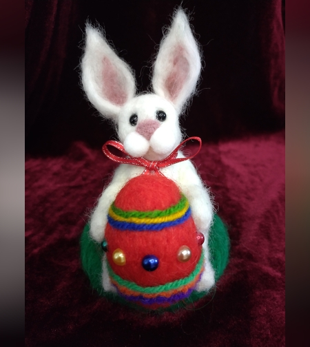 Бяло зайче с яйце