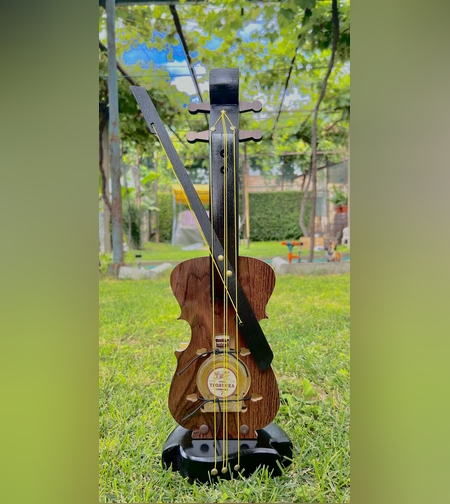 Дървена  цигулка с бутилка ракия