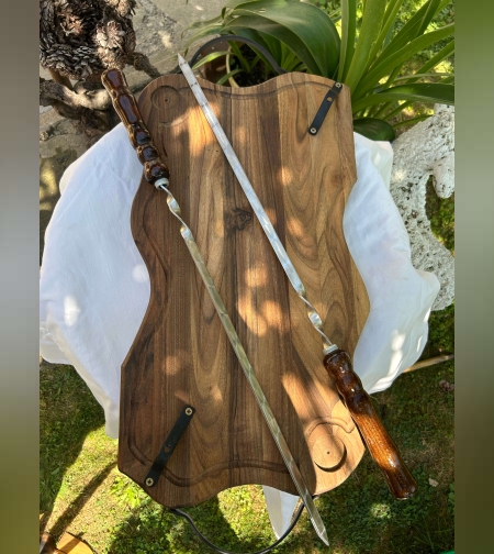 Дървена дъска с шишове за барбекю