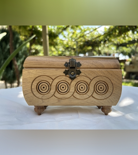 Малка, но стилна – дървена кутия за бижута с елегантен дизайн