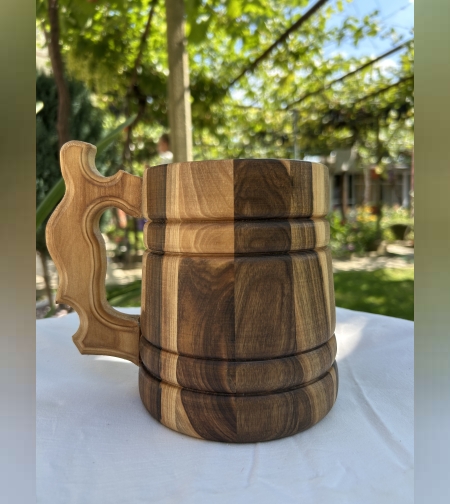 Голяма дървена халба за бира