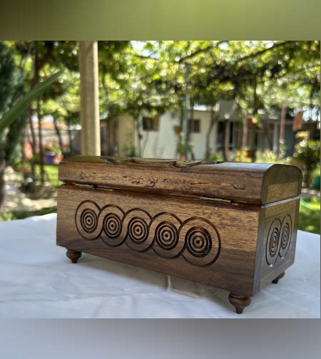 Голяма дървена кутия за бижута с гравюра