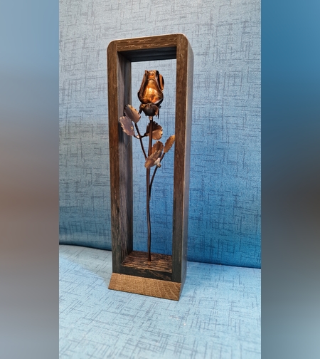 Метална роза в дървена рамка