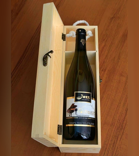 Подаръчен комплект - Дървена кутия и Бутилка Вино Jazz 2010г