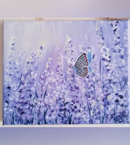 Пеперуда сред лавандулови цветове