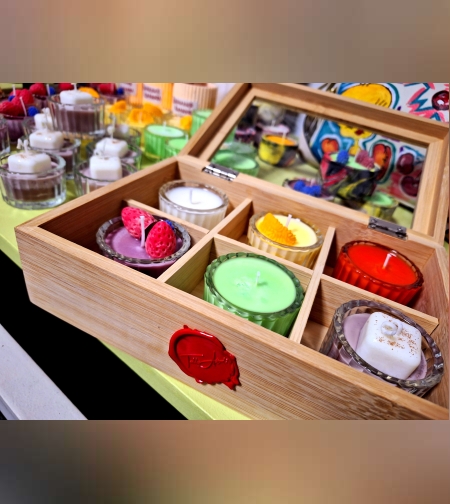 Селекция ръчно изработени соеви  свещи в дървена кутия