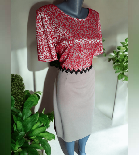 Елегантна рокля с дантела