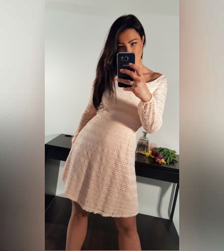 Разкроена рокля с дълъг ръкав