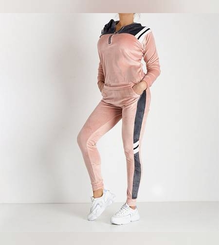 Модерен дамски спортен екип велур