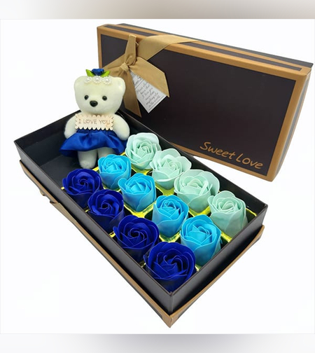 Специална кутия с мече и 12 сапунени рози, 22×11см.
