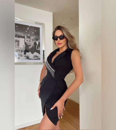 Официална черна рокля с aкцент ресни от камъни