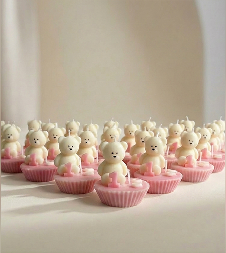 „Мече с мъфин – свещ с цифра за бебешки празник“