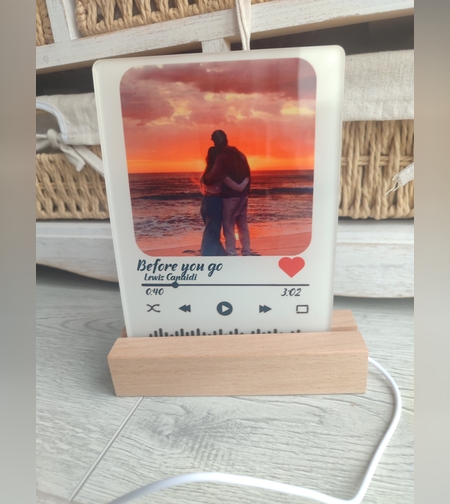 АКРИЛНА  РАМКА СЪС СВЕТЕЩА ПОСТАВКА.