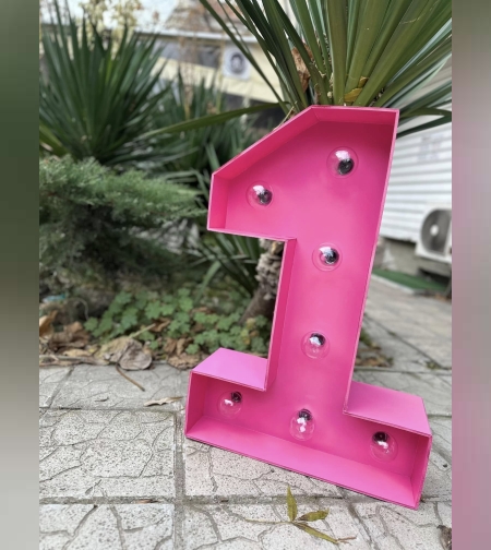 Светещи цифри в розово