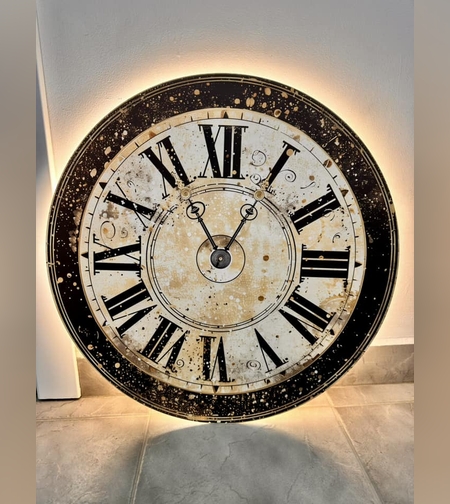 Светеща фигура часовник