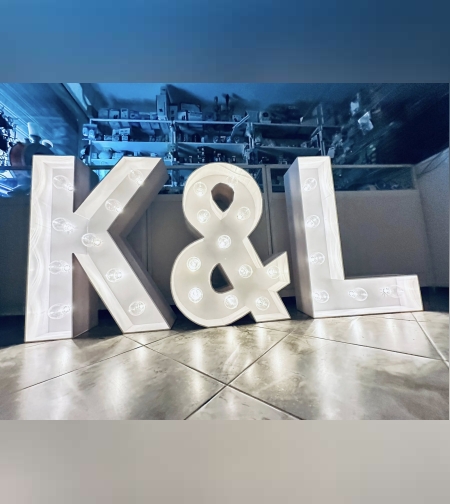 Светещи инициали