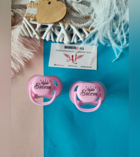 Персонален БИБЕРОН с името на вашето БЕБЕ розов цвят със симетрична форма