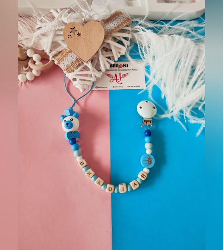 Персонализиран дървен клипс с името на вашето бебе син цвят