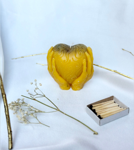 Свещ Сърце с ръце