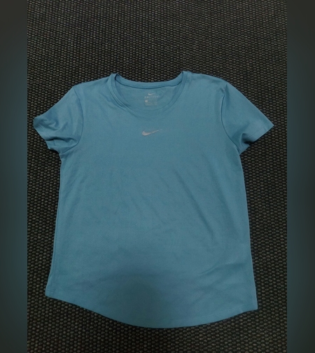 Nike тениска дамска S размер