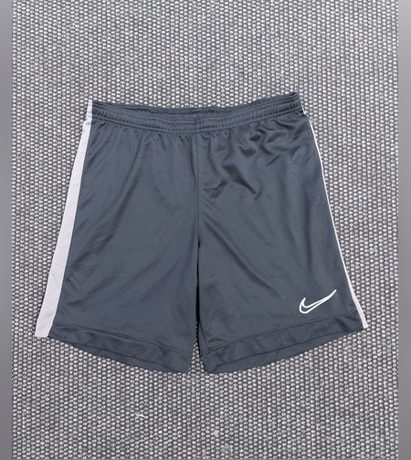 Nike къси панталони L размер