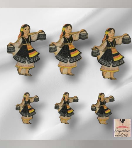 Цветна дървена фигурка „Мома с менци“ – комплект 10 броя