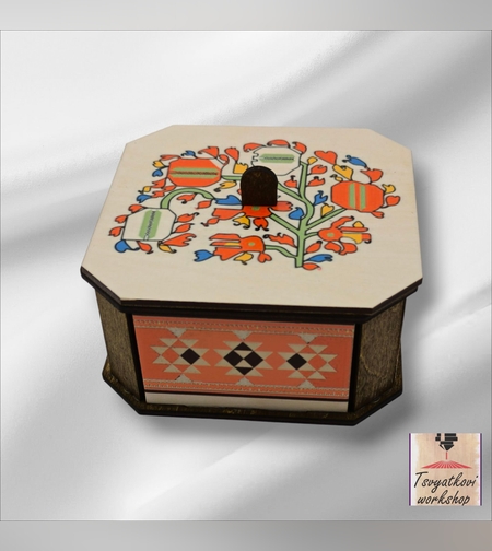 Дървена кутия с българска шевица – Дървото на живота