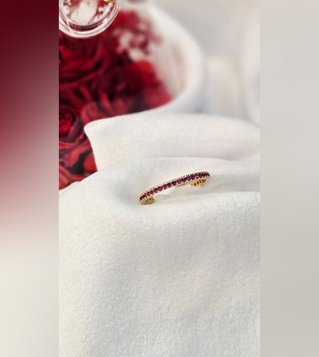 Златен пръстен с циркони цвят малина , тип халка