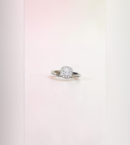 Златен пръстен с цирконии