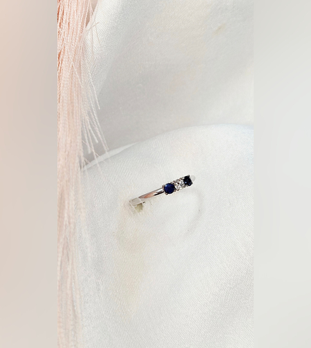 Златен пръстен от бяло злато диамант и сапфири