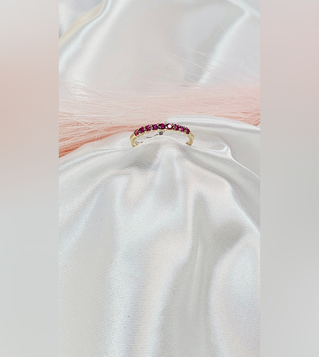 Златен пръстен с циркони в цвят малина