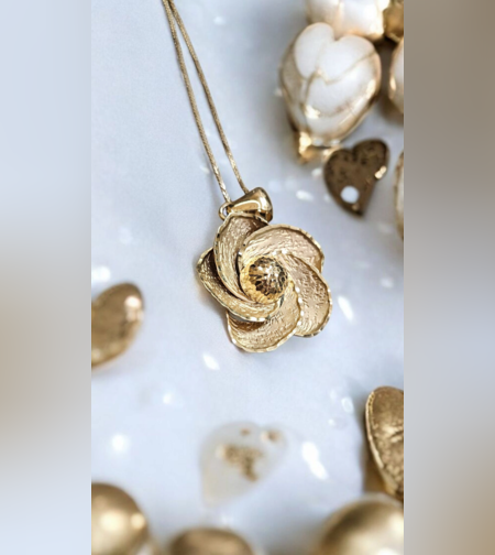 Златен медальон