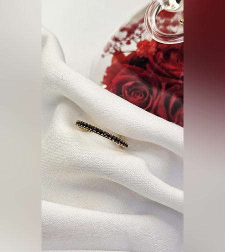 Златен пръстен с черни циркони, тип халка