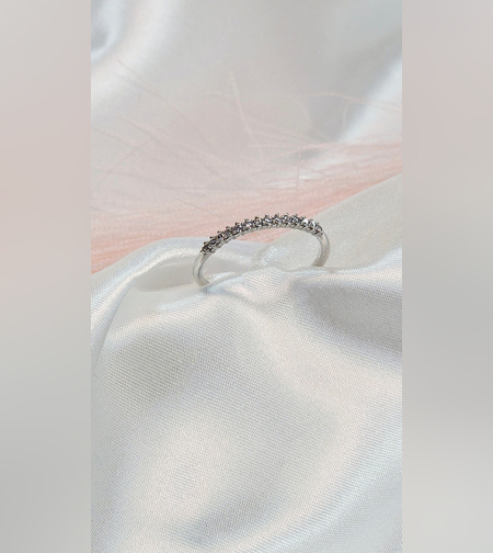 Златен пръстен тип полу-халка от бяло злато и циркони