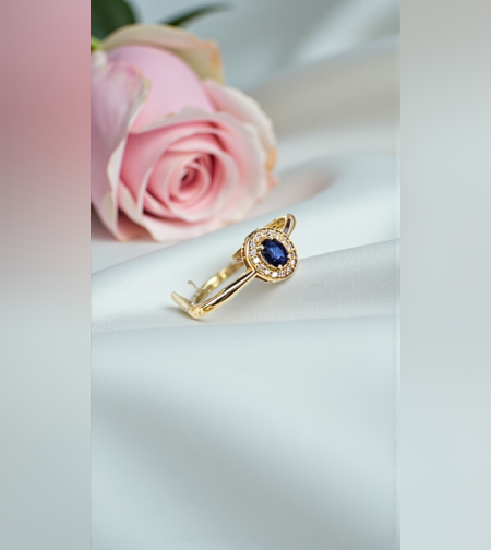 Златен пръстен с диаманти и сапфир