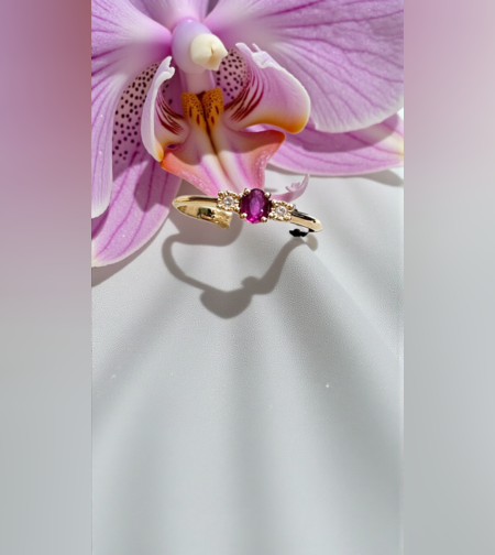 Златен пръстен с рубин и диаманти