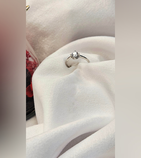 Златен пръстен от бяло злато и циркони