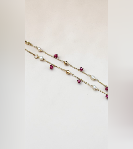 Златна гривна с перла и рубинче