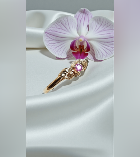 Златен пръстен с розов сапфир